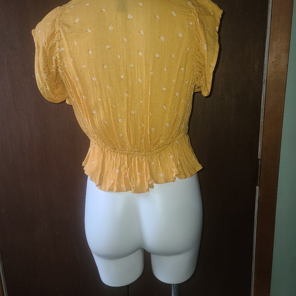 Cute yellow Arizona crop top - Picture 3 of 5